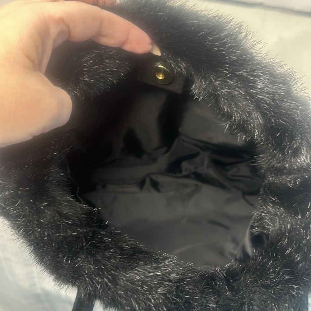 Leather and Faux Fur shoulder bag in all black